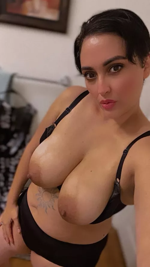 Going out with hubby. Who’s up for chatting later ?😈😘❤️🔥