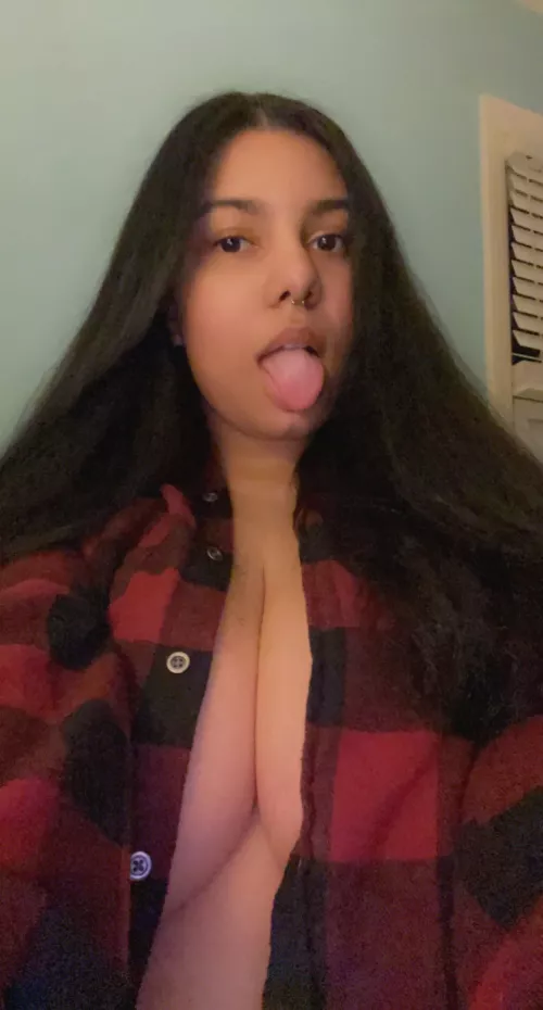 Horny mexicana here, let's kissing with tongue