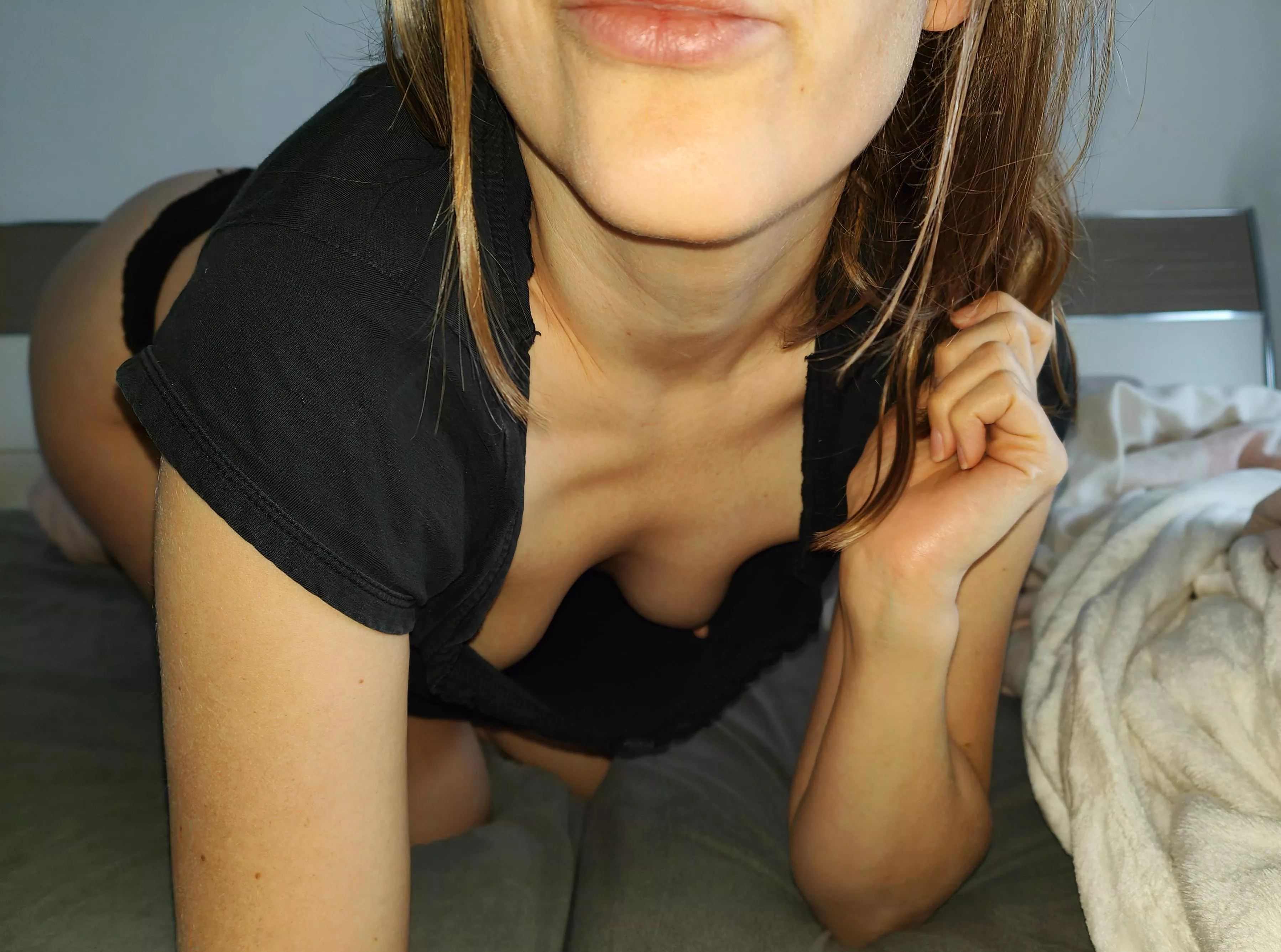 It's Sunday. Let's stay in bed.