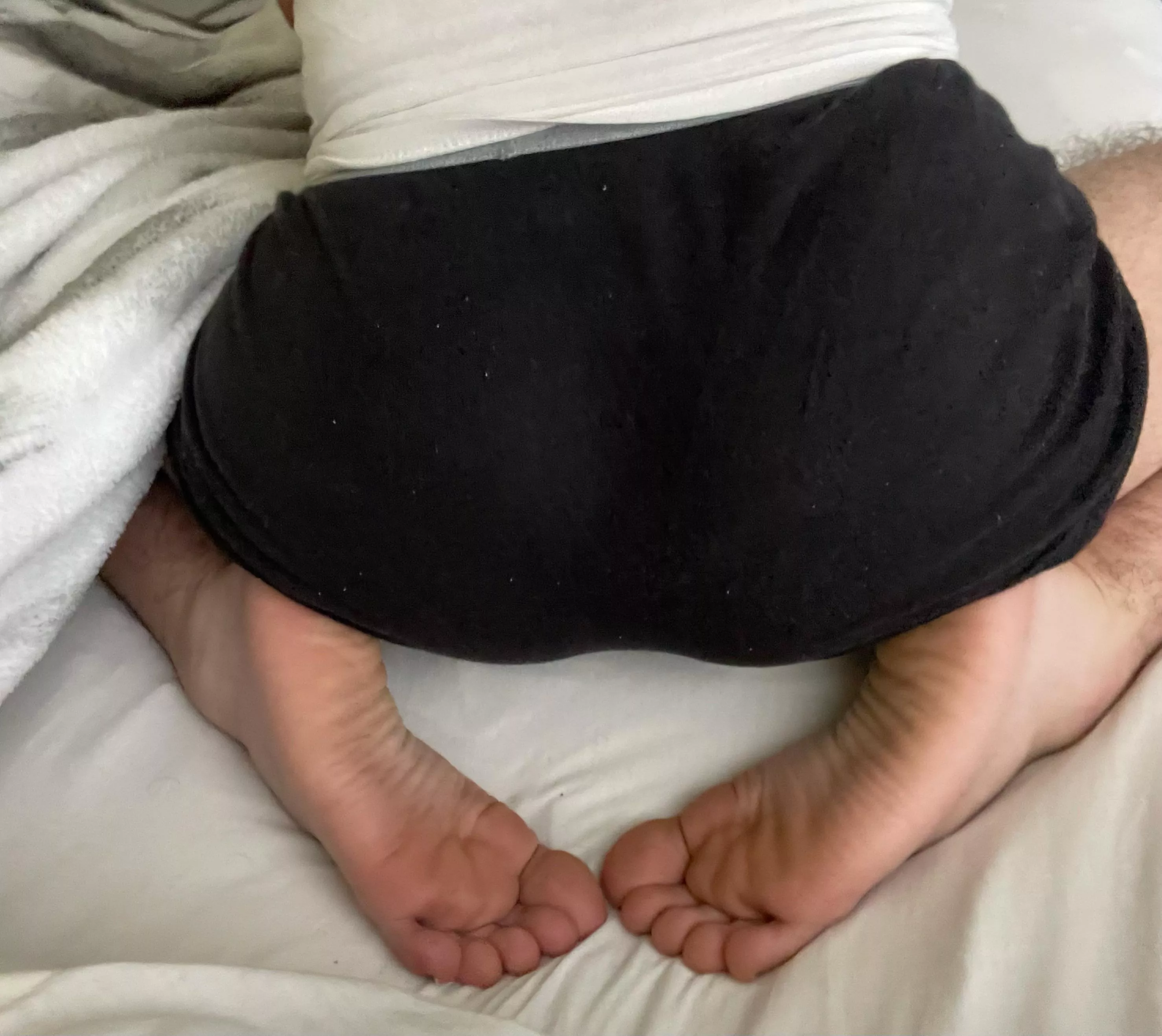 just woke up from sweating all night 😓 they smell so bad.. DMs open