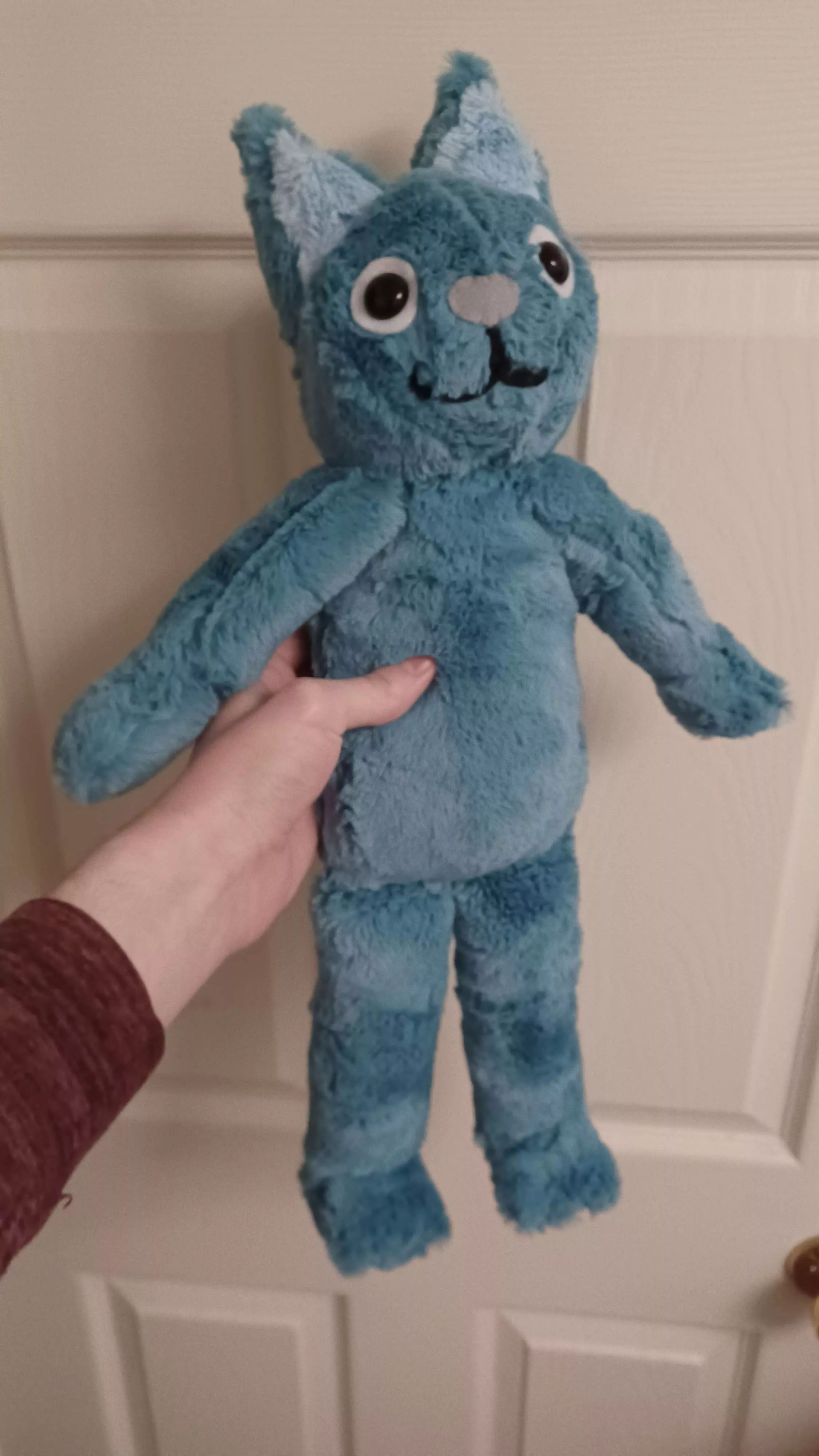 Ma made my fursona as a plushie for my birthday on the 19th, I love him