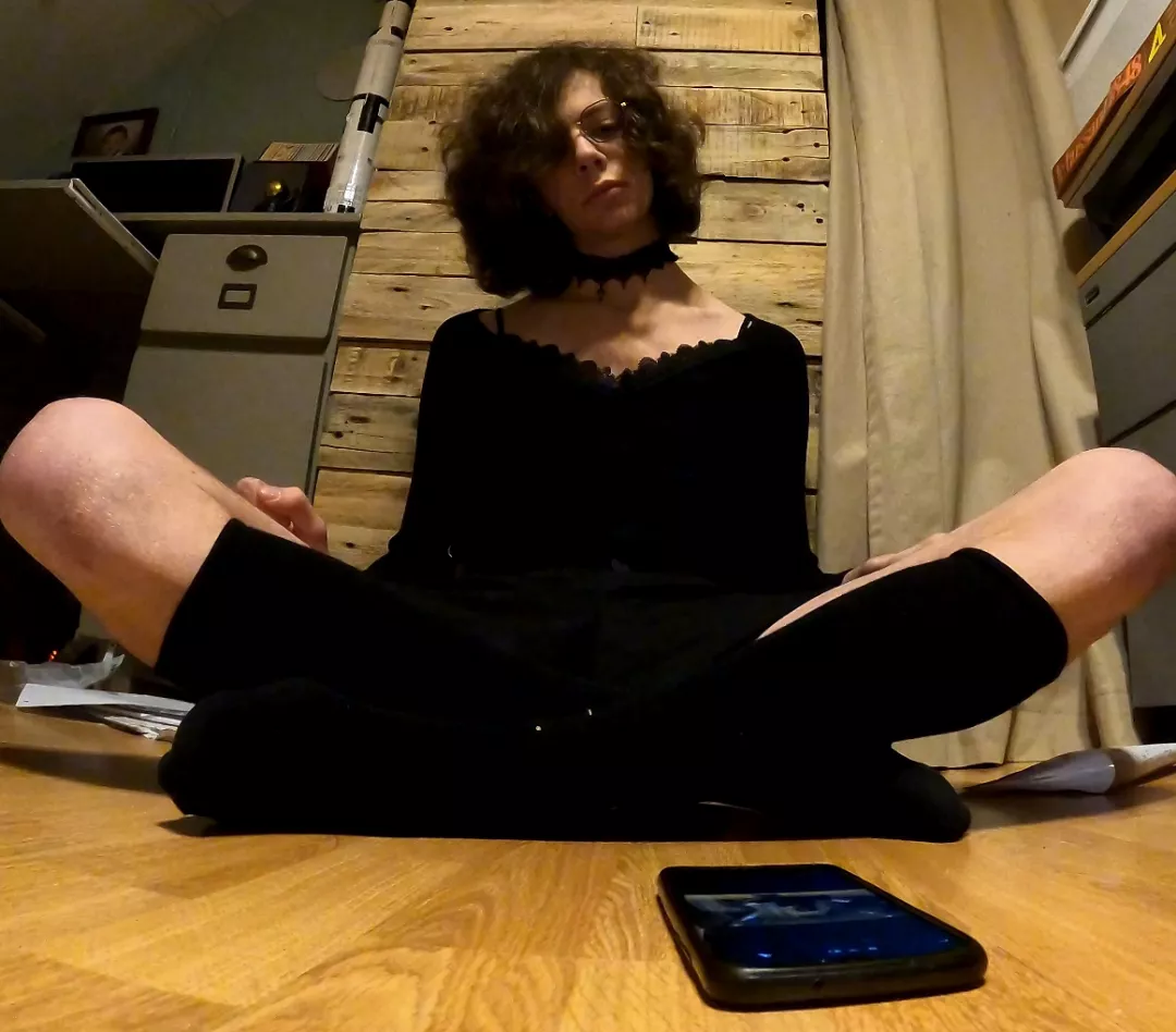 Me waiting 4 cool internet people to send me a text...