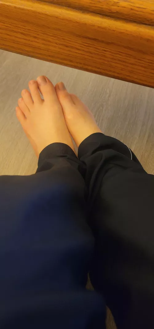 My feetsies rubbing on daddies dick?