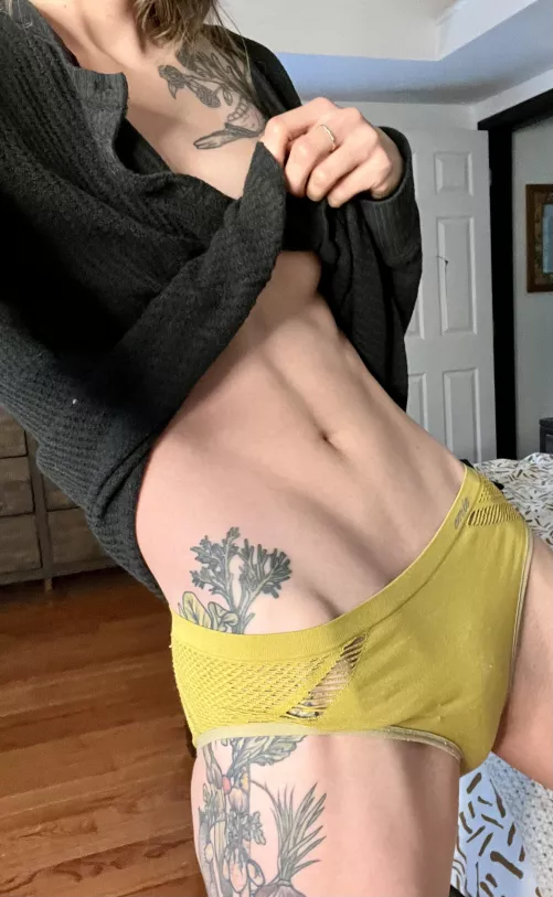My new fav thing: tummy + underboob flash