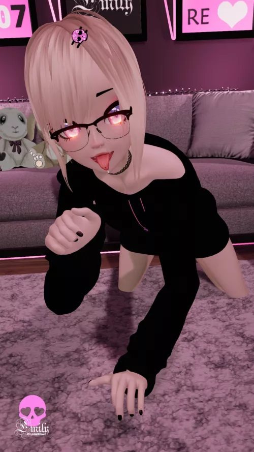 Pet playing or lap laying? https://chaturbate.com/emyliveshow