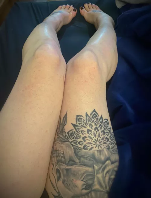 Smooth legs fresh pedi just missing you 😘