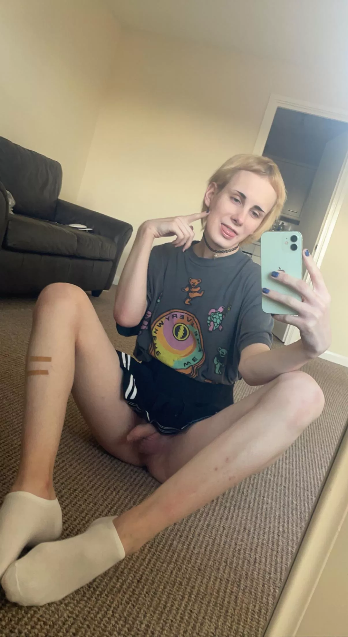 Sniff these bratty feet 😤