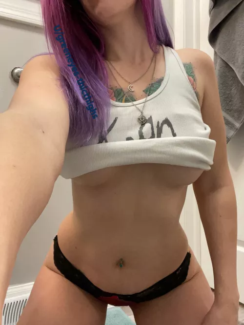 The hourglass figure hasn’t faded after all these years of parenthood