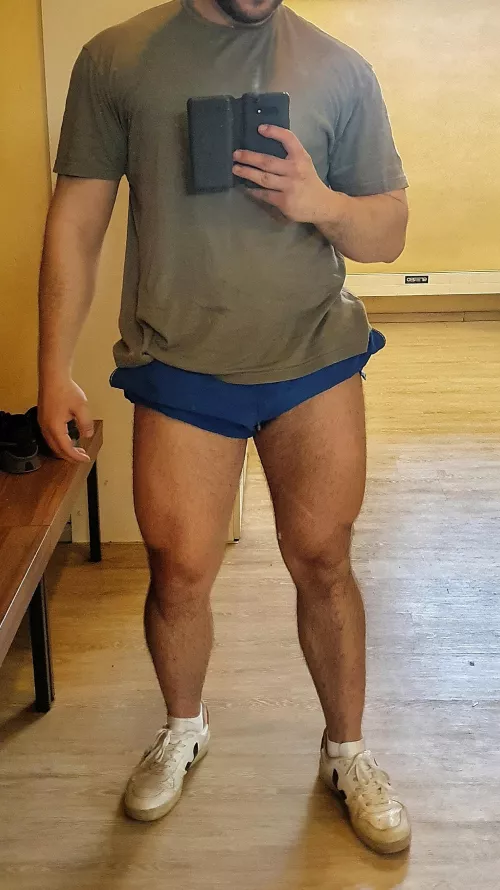 This gym doesn't have the best lighting.