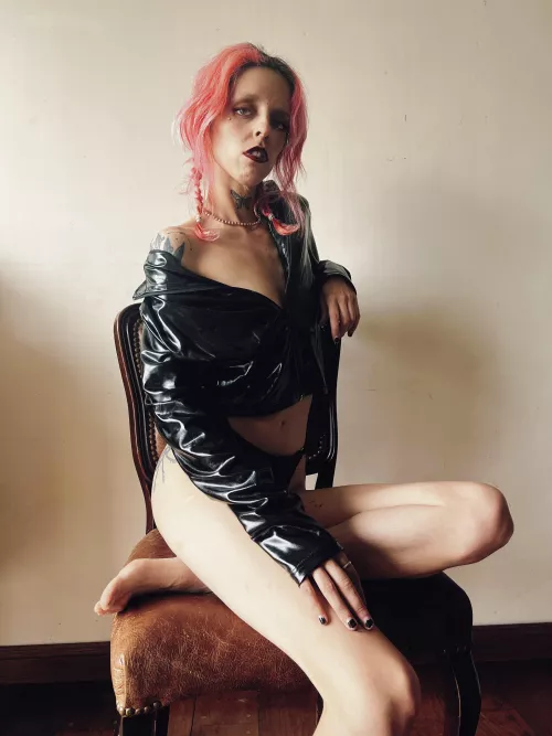 Vote up if it looks smaller than an AA batterie and tell me I’m right [domme]