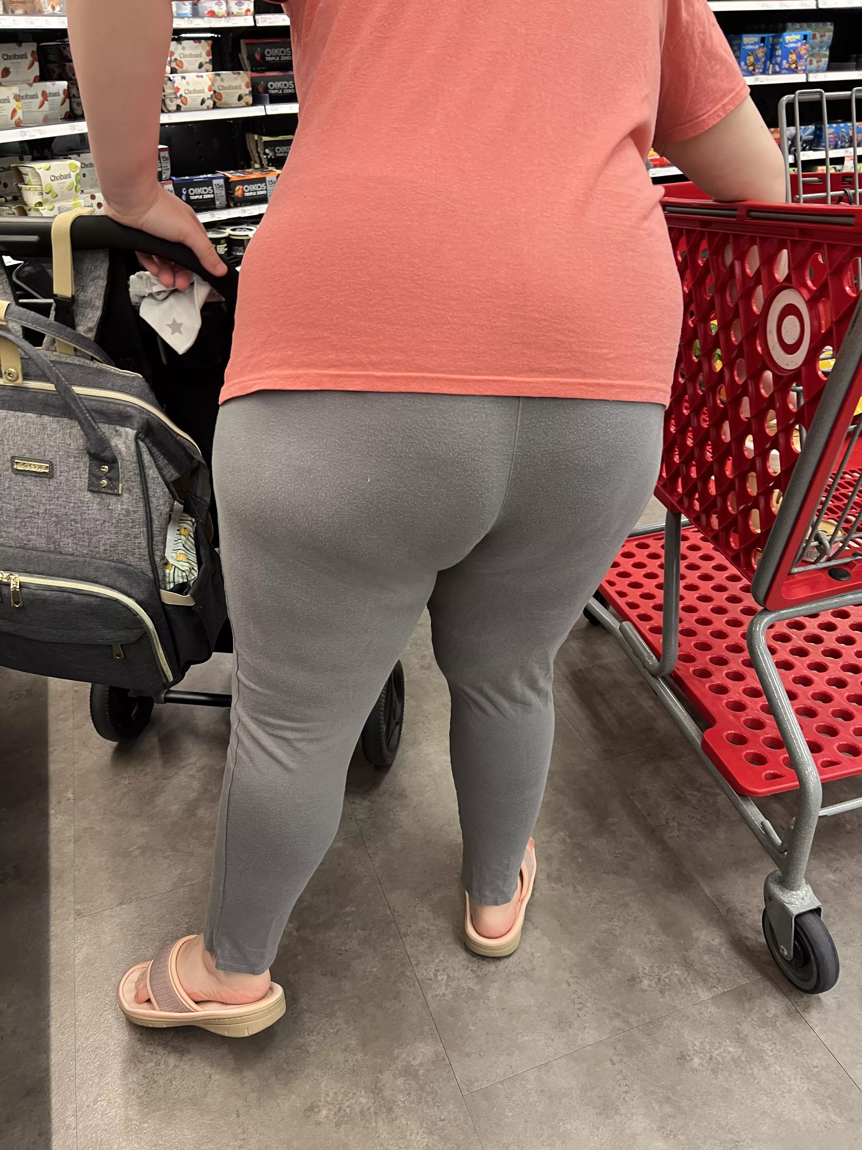 Who wants to play with my juicy wife. Her ass us to die for I promise.