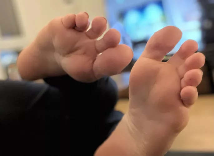 Yes, you are allowed to suck on each toe 😌👅