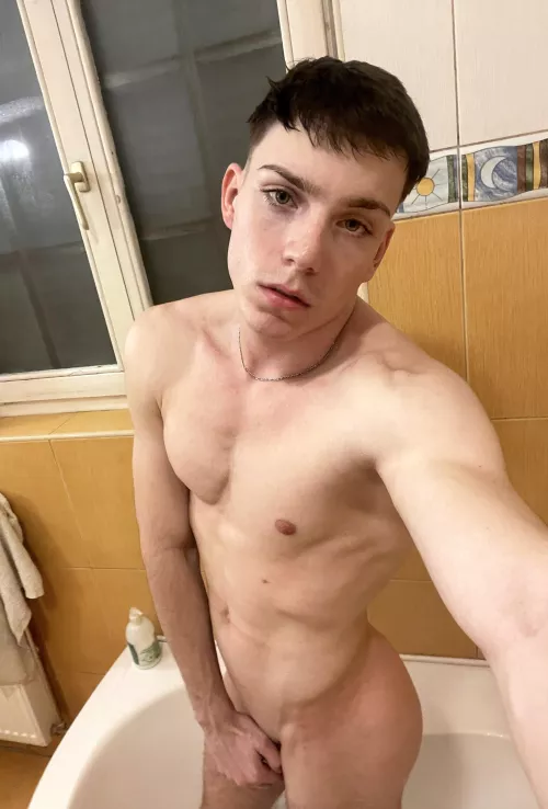 [19] @kolozsi_tomi want a bite of my booty?