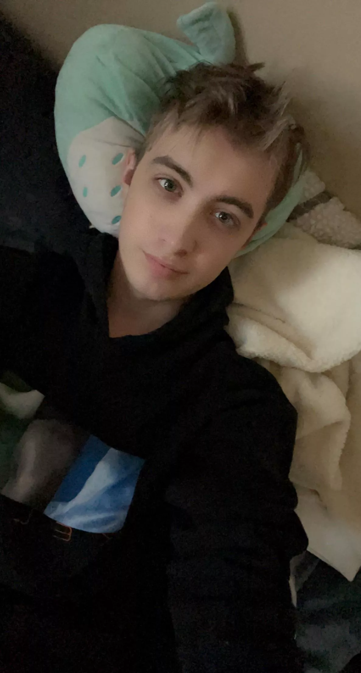 25, looking for tops :) dm me