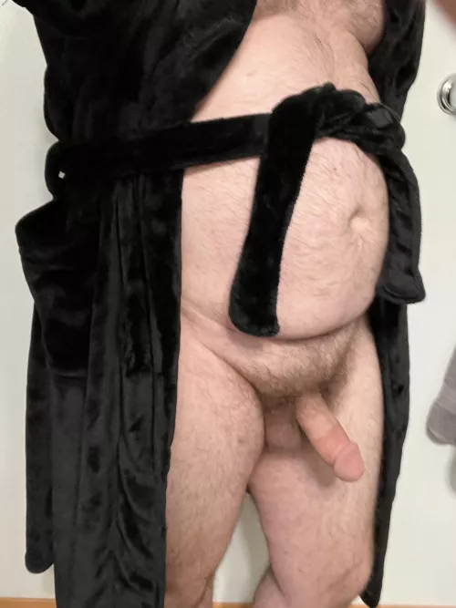 Am I wearing this robe correctly?