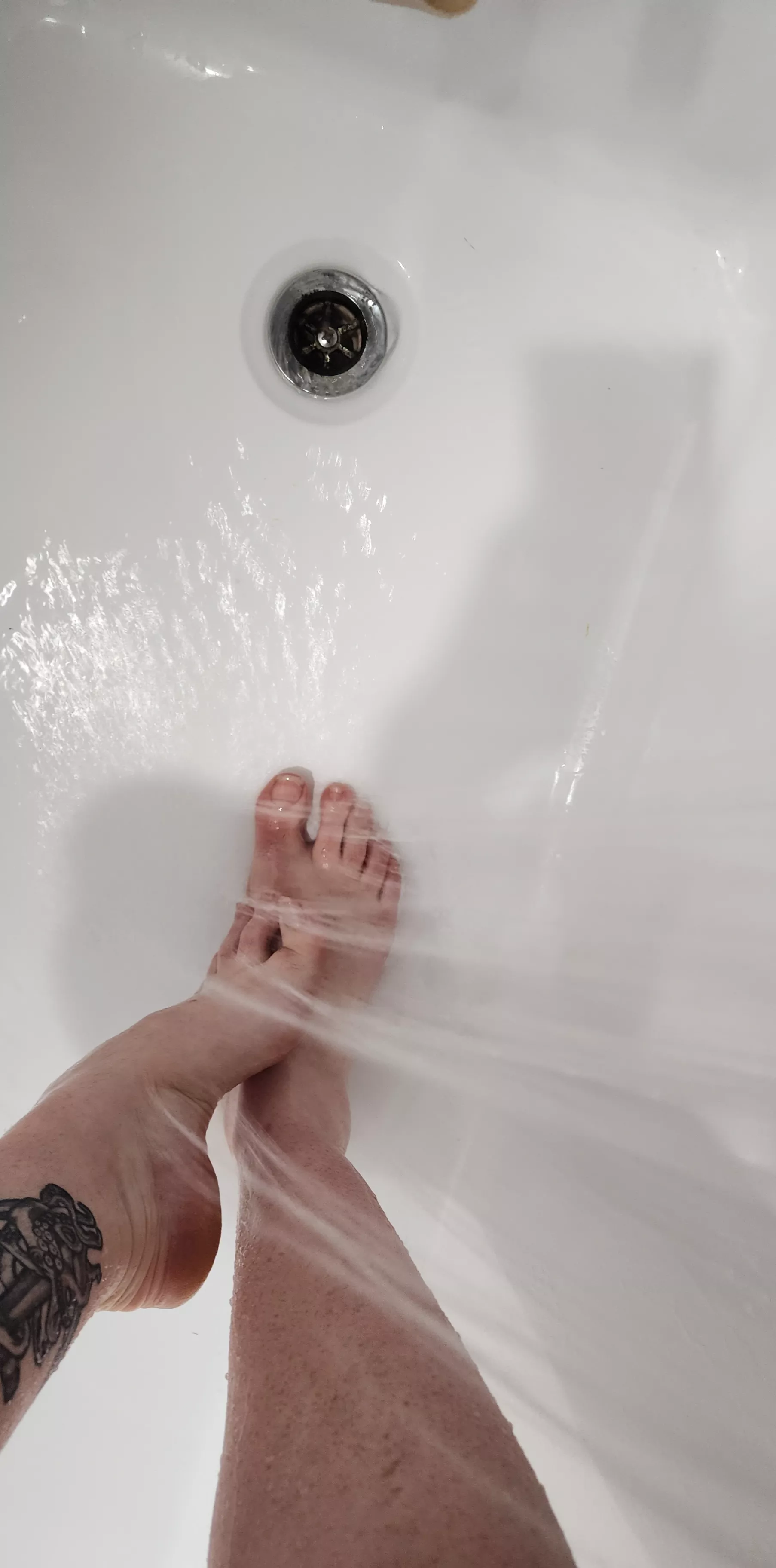 Aussie blonde with lonely feet 😘