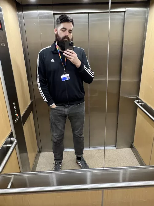 Back in the office. Need a good boy to keep me company tbh