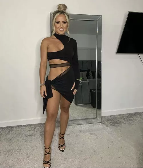 Becca showing a peak of that figure 😮‍💨