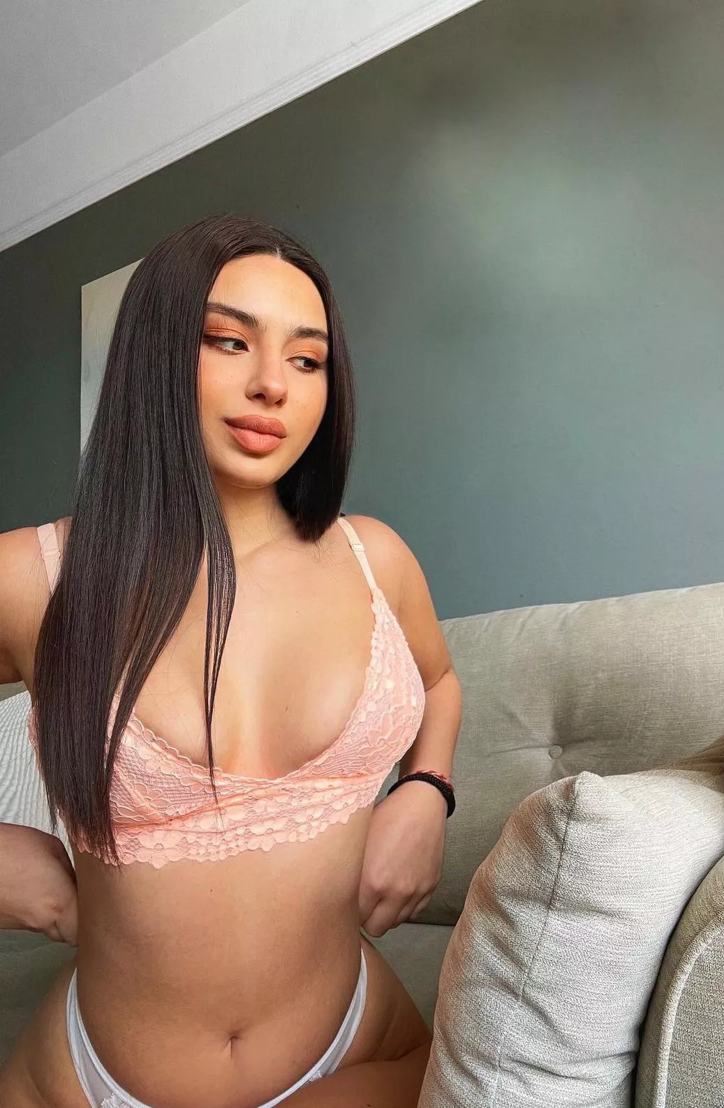 Come fuck my hourglass body papi