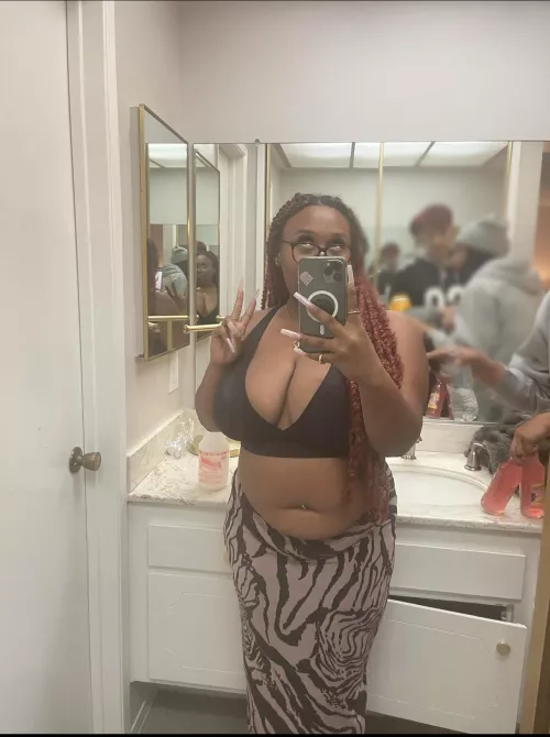 ended my weekend w a frat party at sc❤️💛 how do i look?