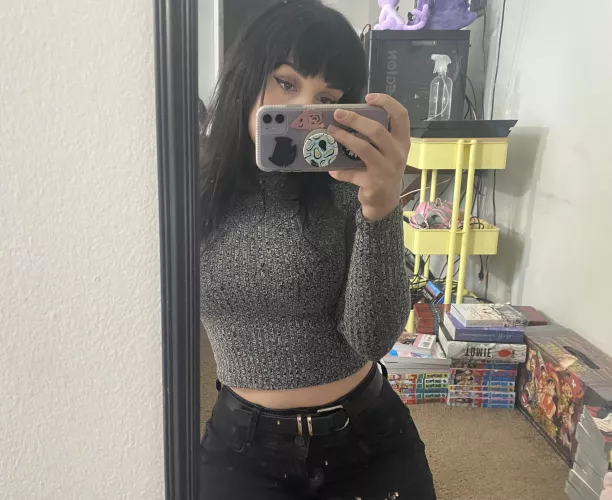 (F) alt girl with manga collection