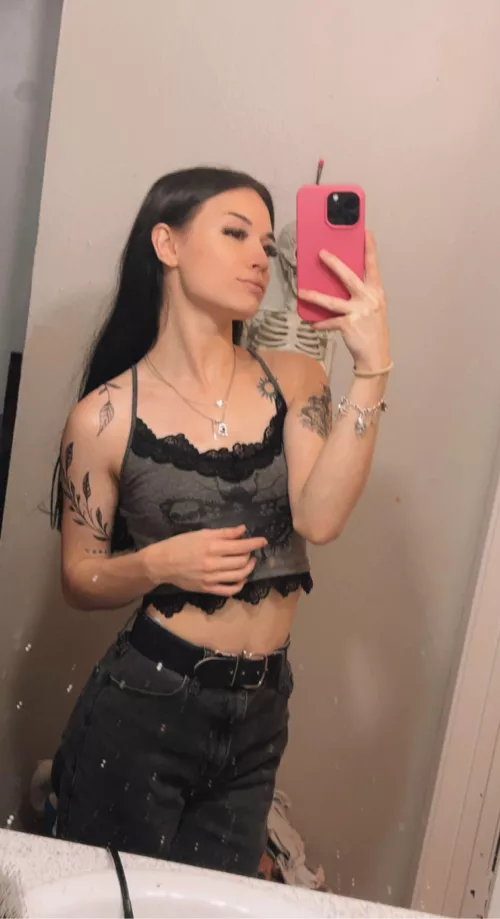 Female (19) bf left w his friends earlier and now i’m bored as shit