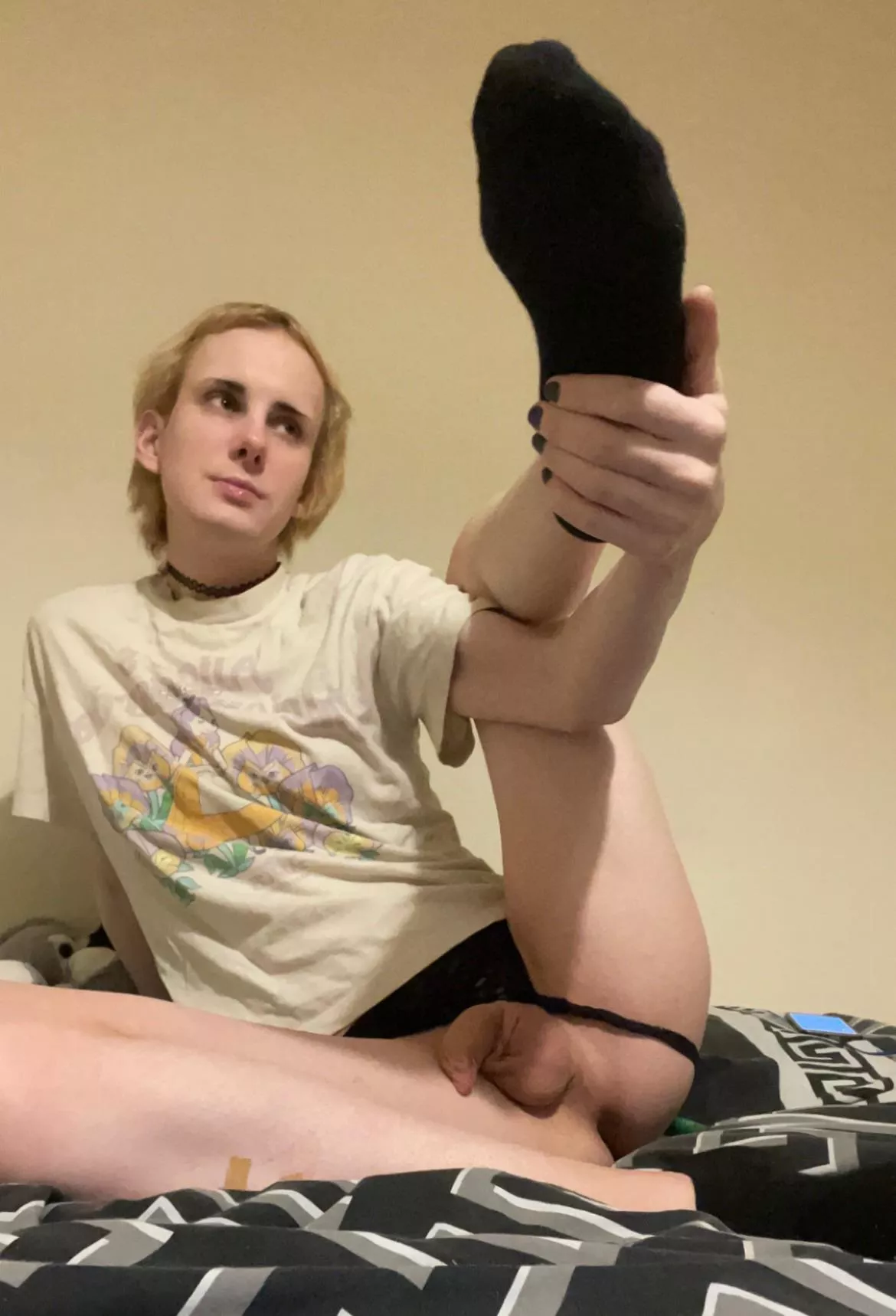 Grown men with careers really be getting down to sniff my feet 🤣