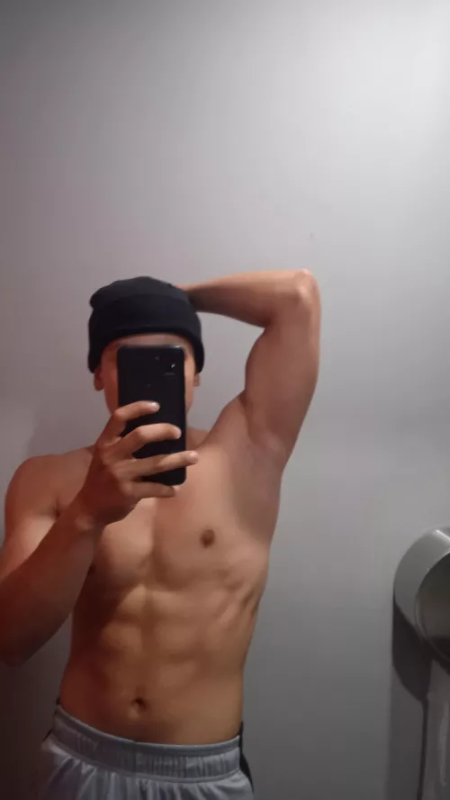 I am a boy of 18 do you want to play with me? snapchat: @r_prada2022