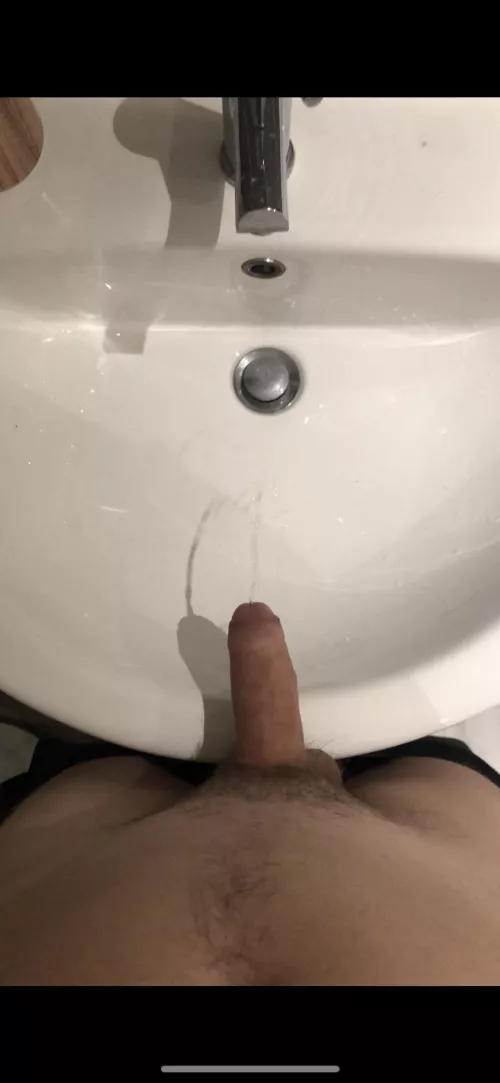 i love pissing into the sink ;)))