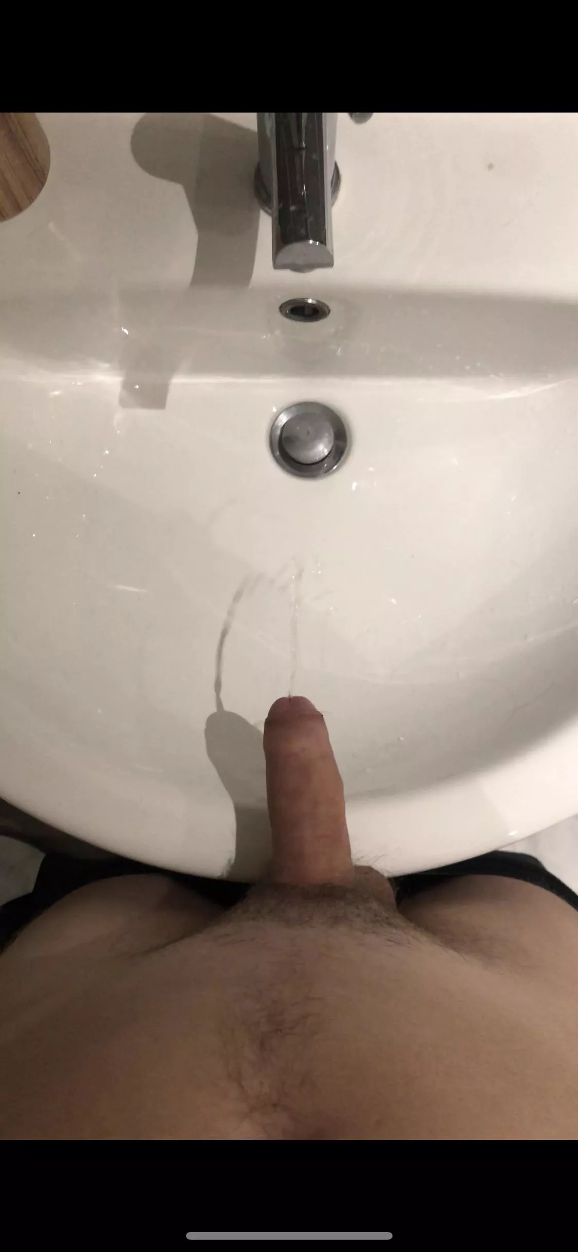 i love pissing into the sink ;)))