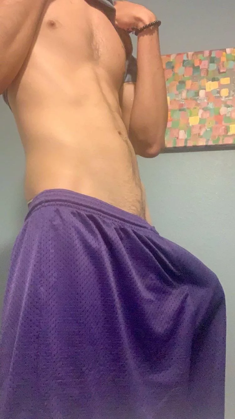 I love walking around my house in just gym shorts 🤭🤭🤭