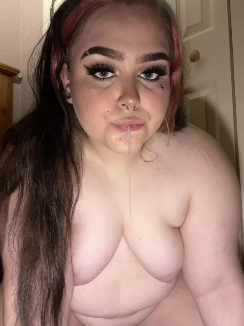 I wanna be spitting on someone’s dick 😍😈🥵