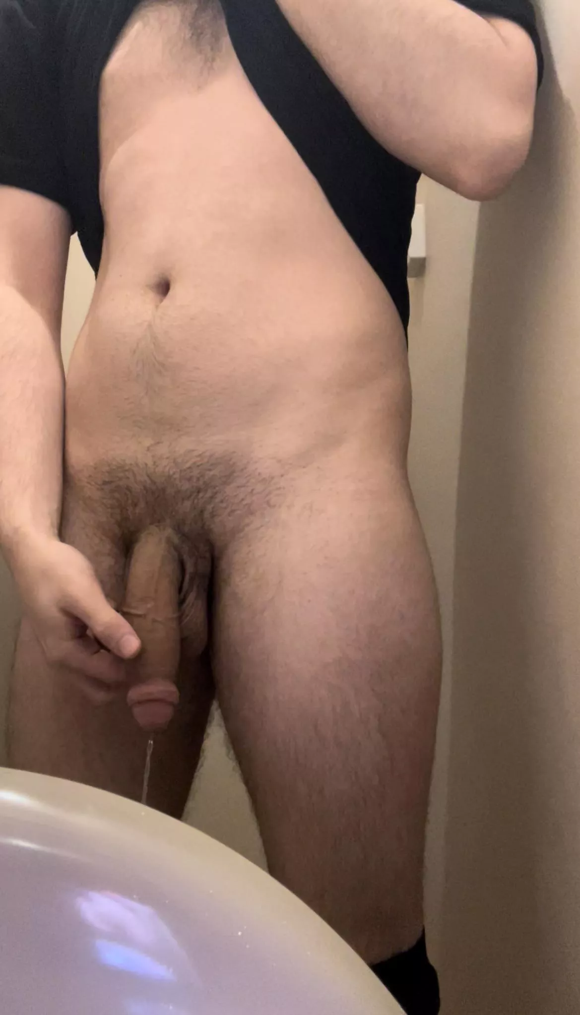 Look at my heavy & hairy soft cock pissing👅🍆💪🏼Dms open😈