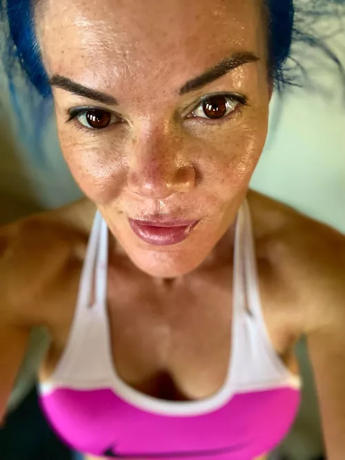 MILF drip in the gym.