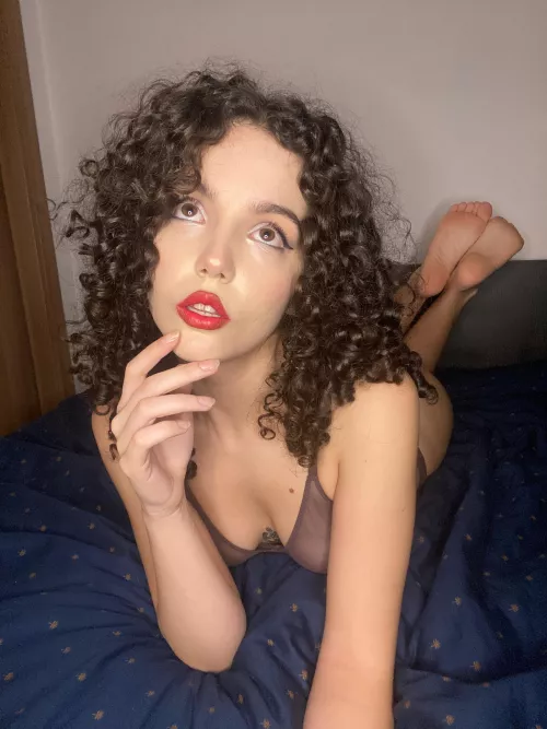 Play with my curls while I am sucking your cock 💋