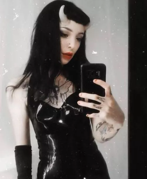 Thumb up = 3 pics in your DM 1 comment =surprise ❤️[domme]