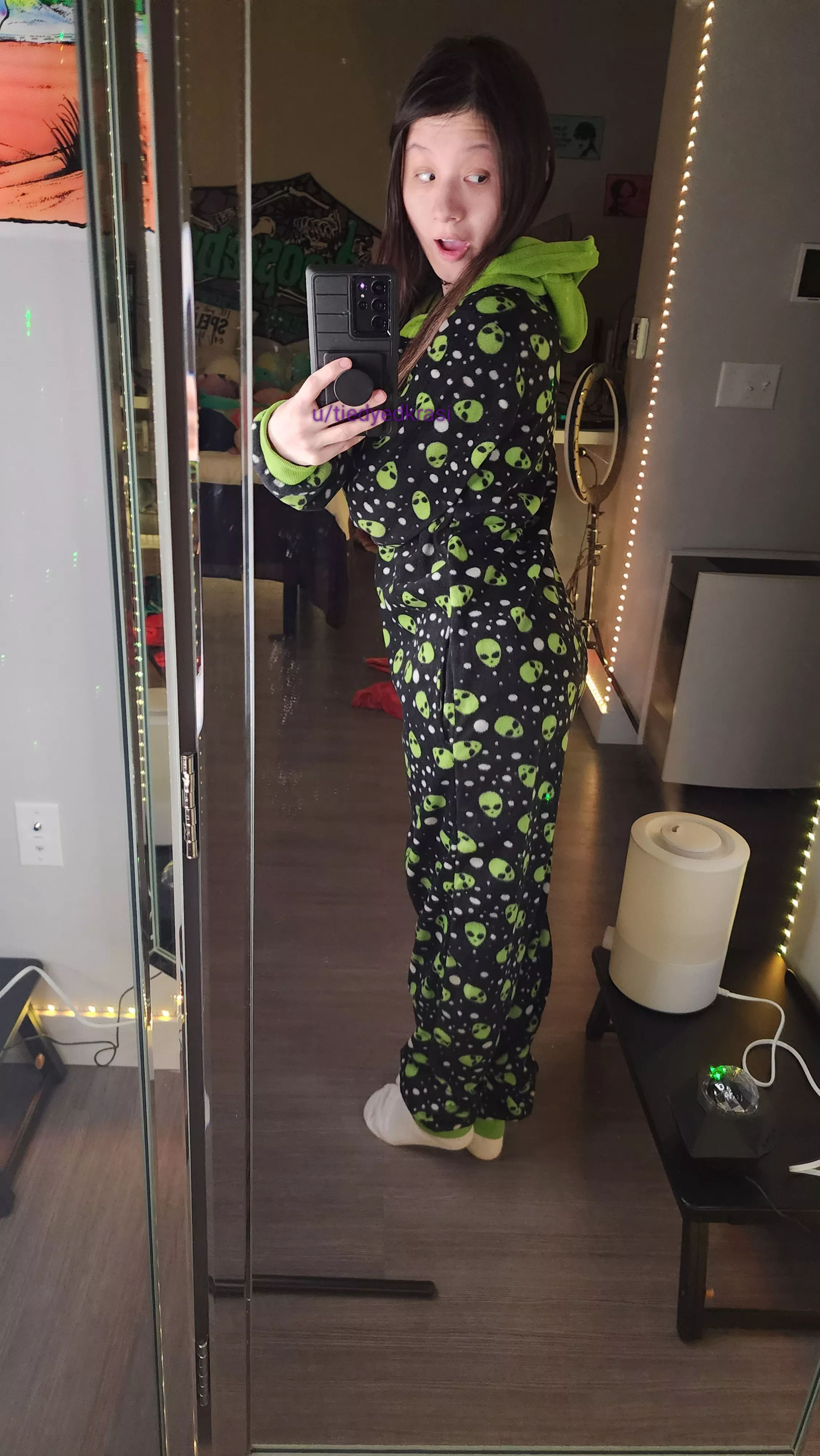 Trying to take you into my u[F]o to read Goosebumps together