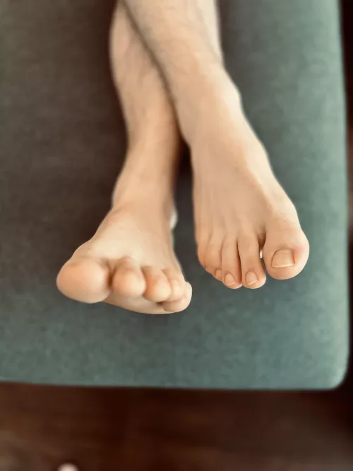 Waiting on you to make my Monday 🦶🏼😏