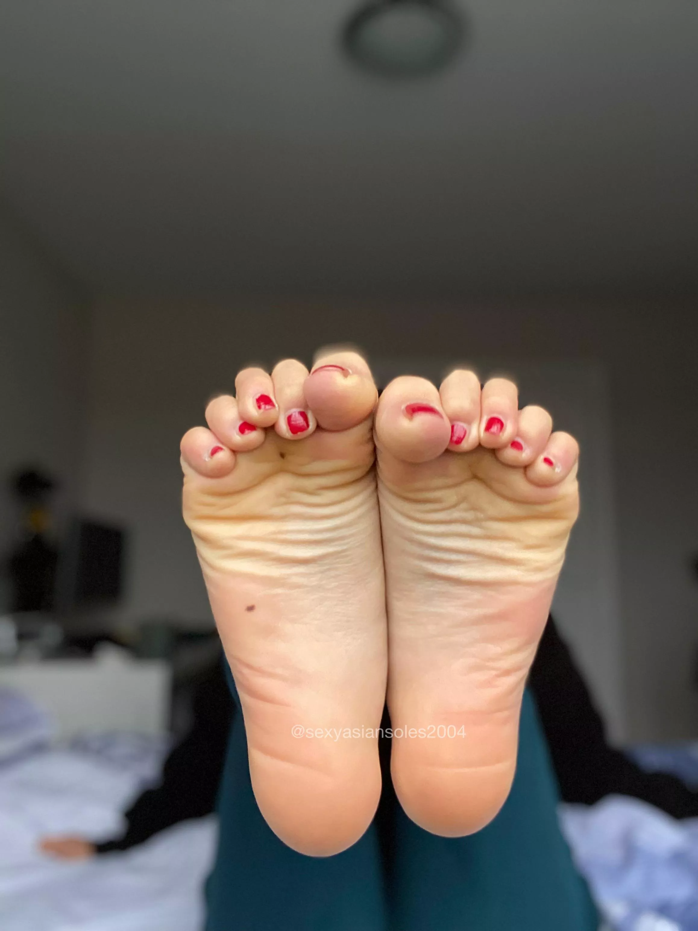 What would you do first? Lick my soles or suck my toes?😉💦