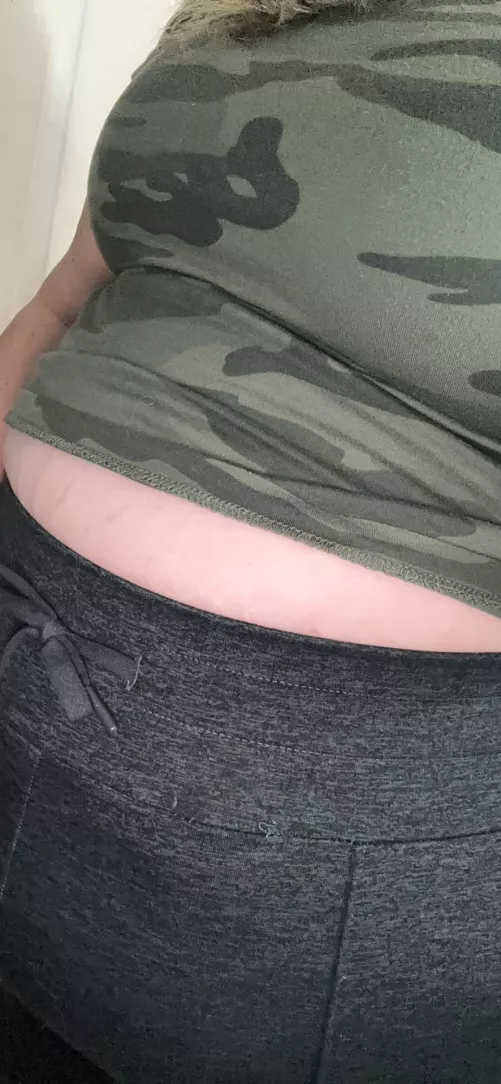 Woke up still bloated from 3 days of stuffing… maybe I should take a break…🐷😫