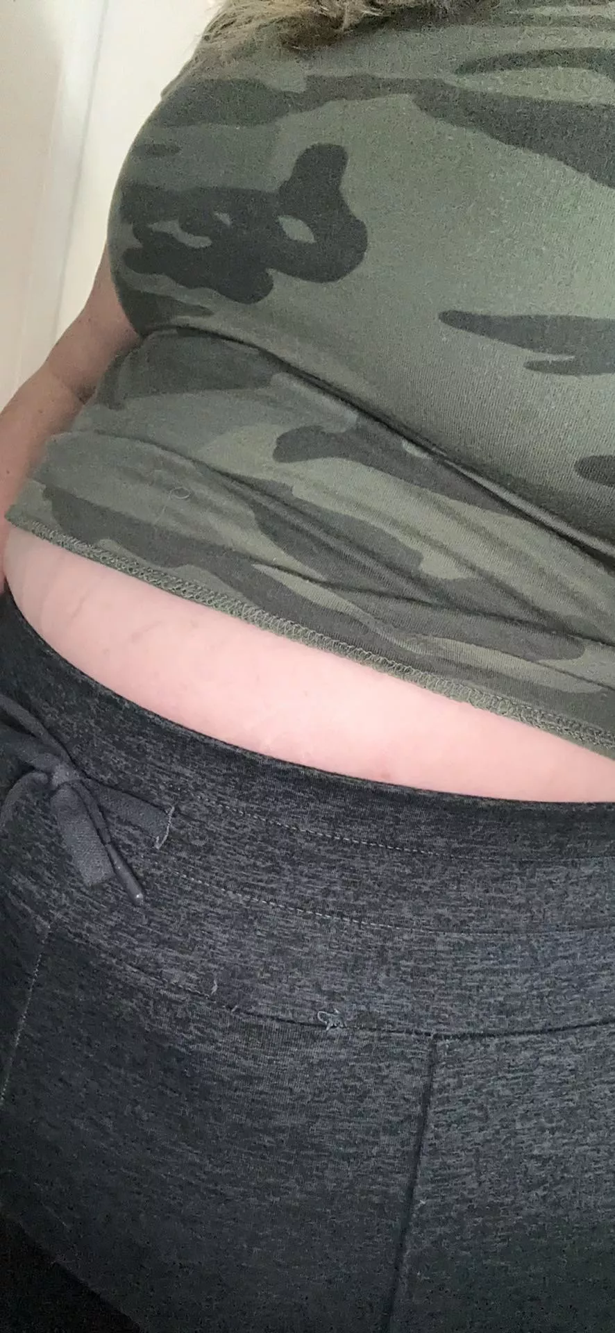 Woke up still bloated from 3 days of stuffing… maybe I should take a break…🐷😫