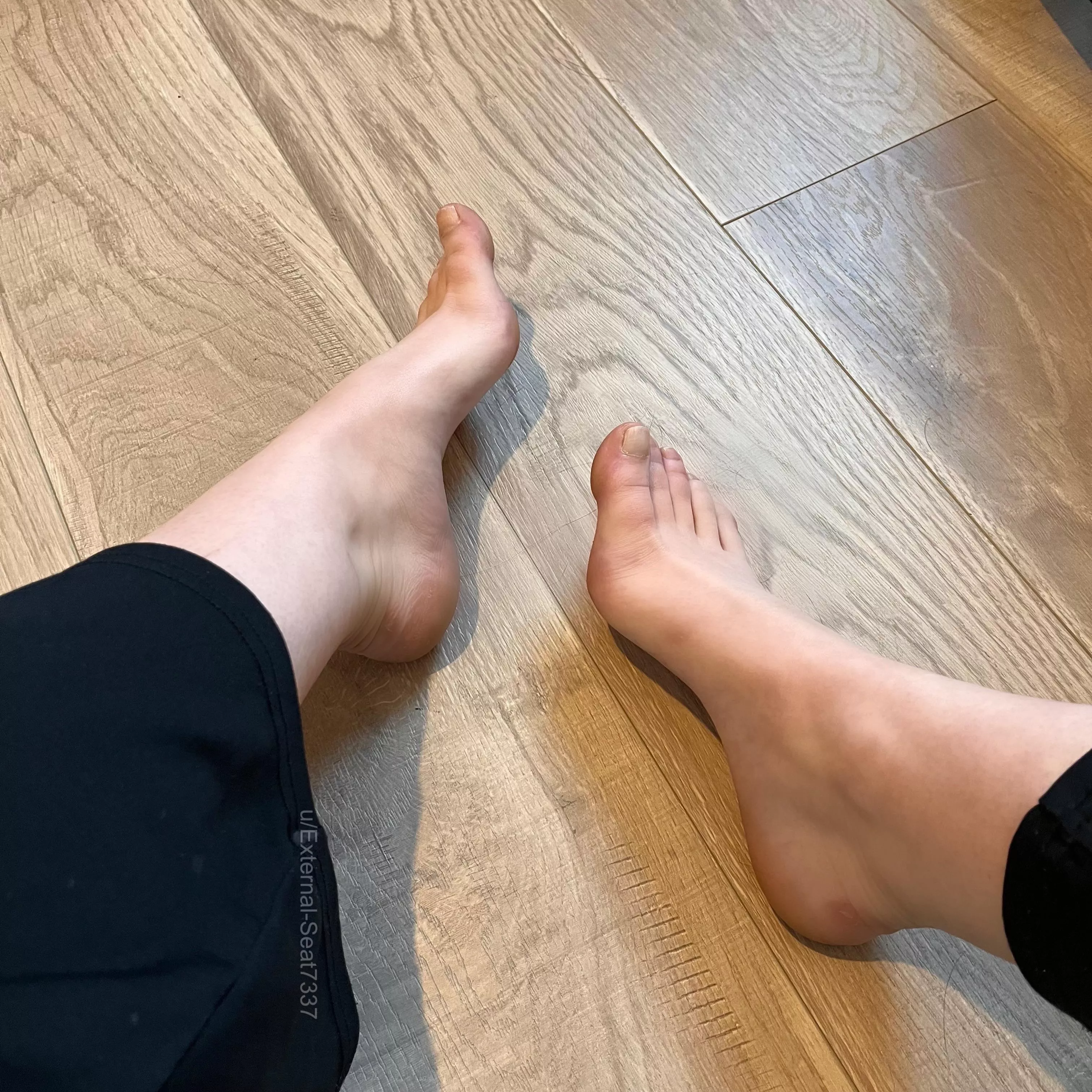 Your dick would look really good between my feet 🖤