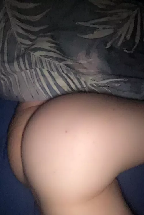 18 anyone looking to jerk on snap with a femboy 😉
