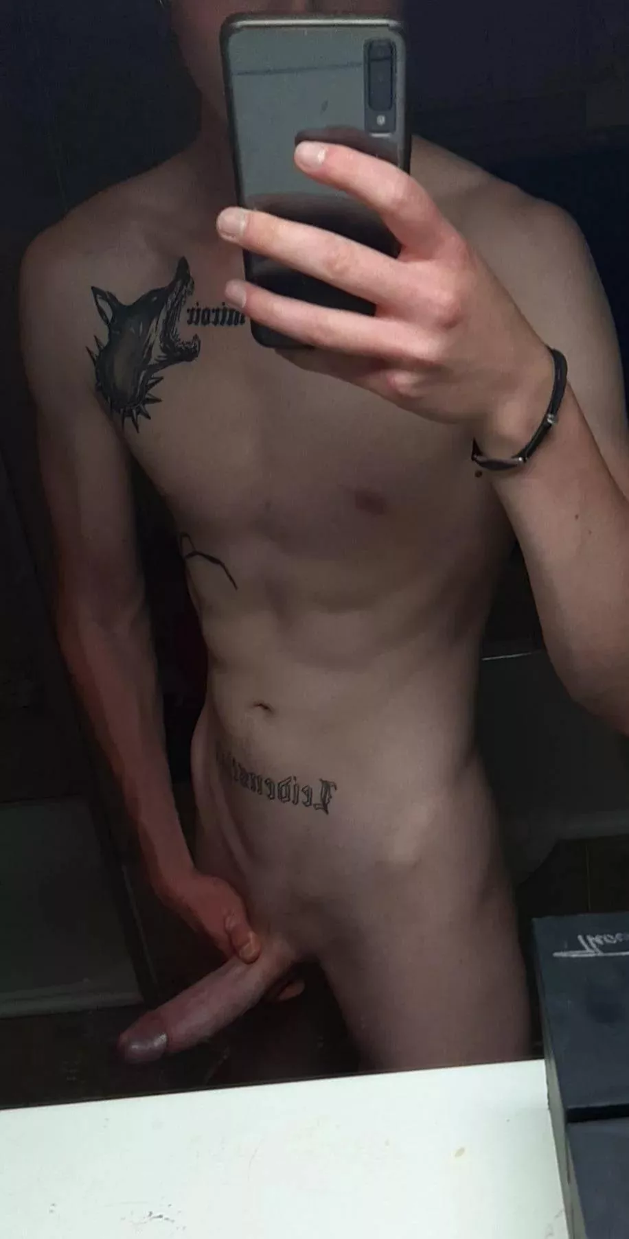 19, 6'4 searching for a sub twink/femboy