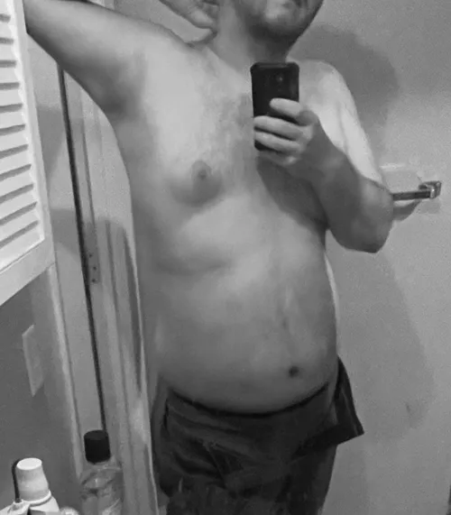 [37] Shareable dadbod about to enjoy game time