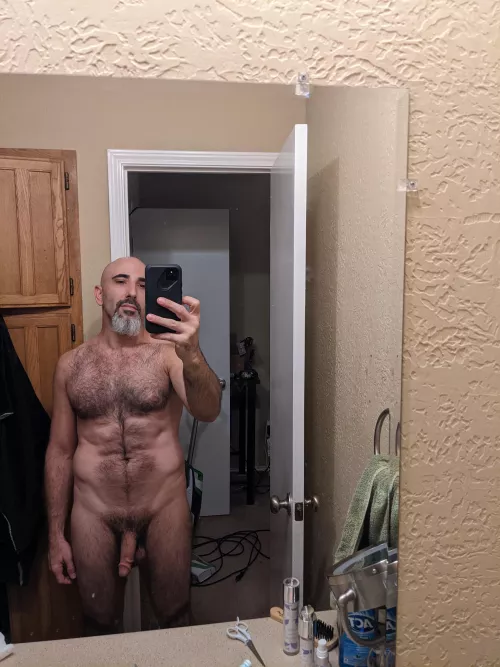 [40] Quick pic before daddy gets in the 🚿