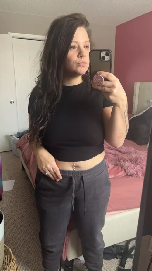 4’10 milf.. would you fuck me? 😈