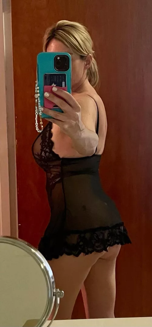 42 [F]eeling cute this morning. 😘 Have a good day!💋💋