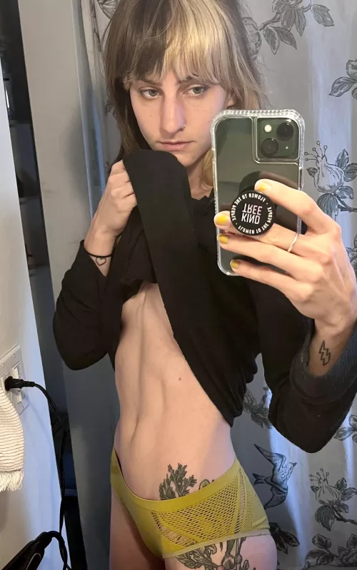 A toned tummy flash today [img]