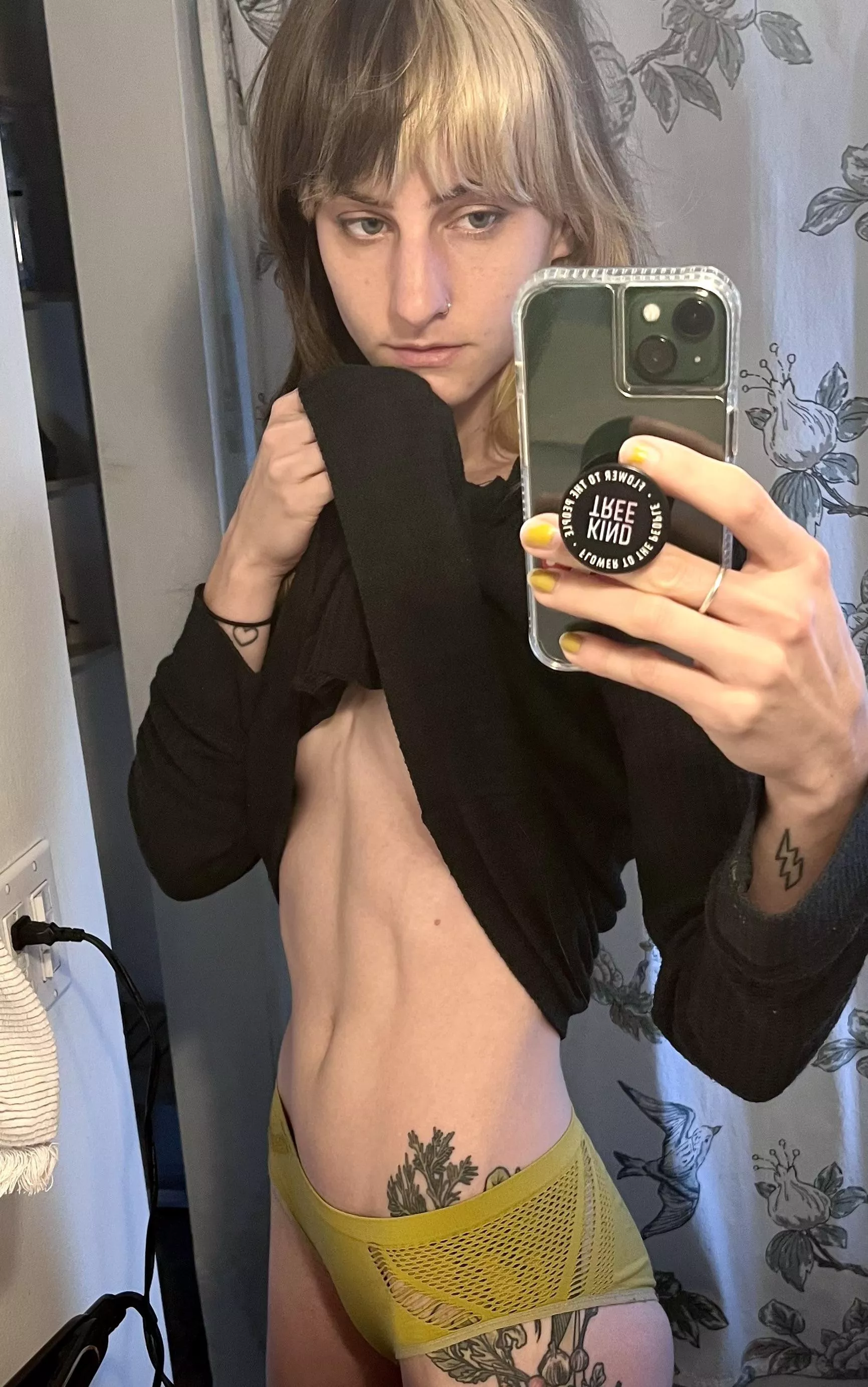 A toned tummy flash today [img]